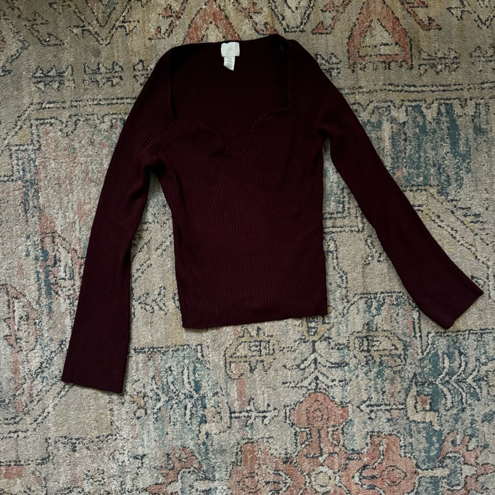 H&M Burgundy Ribbed Long Sleeve Knit Top with Sweetheart Neckline, Fall Capsule - Picture 3 of 6